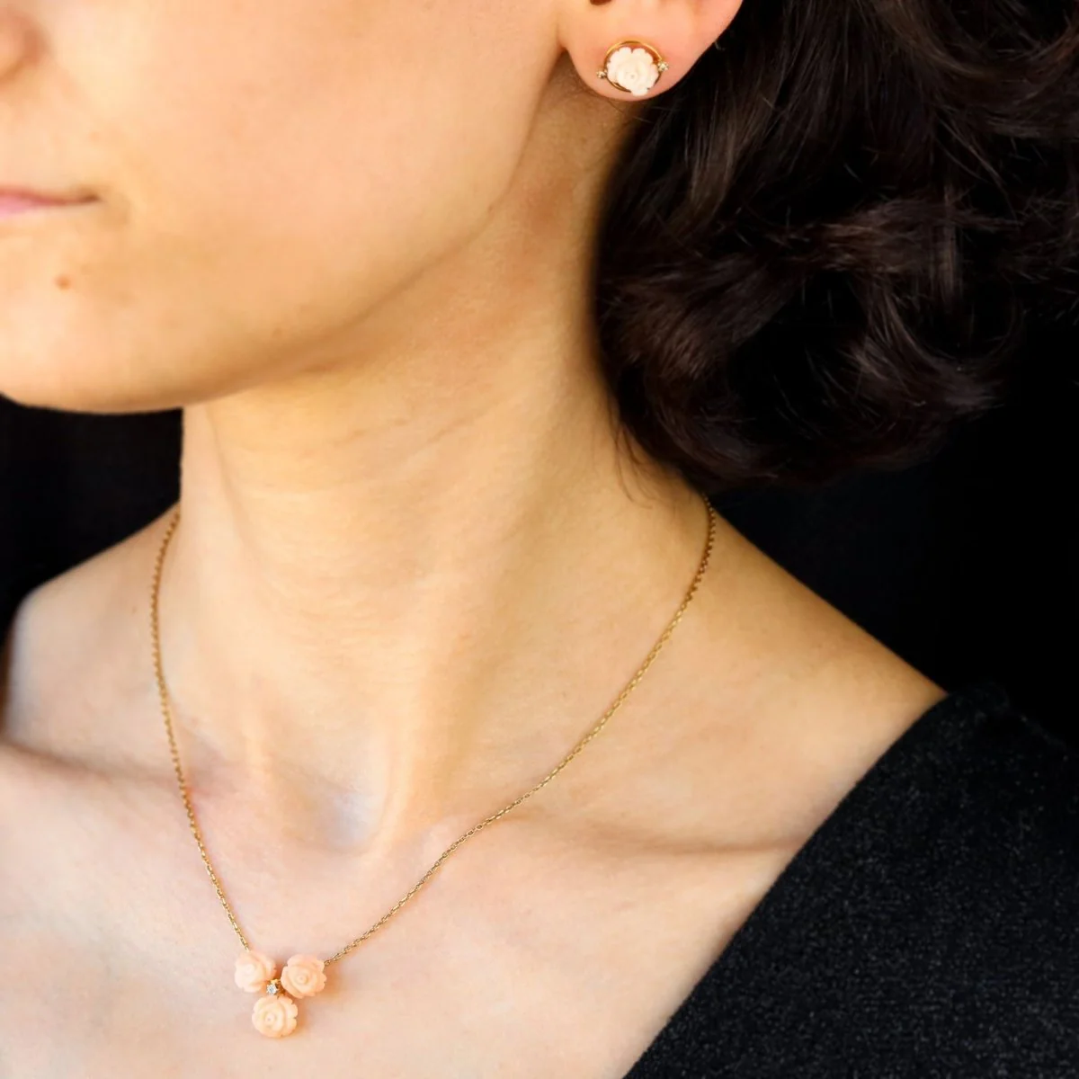 Collier trio de roses en or jaune et corail peau d'ange et diamant - Image 9