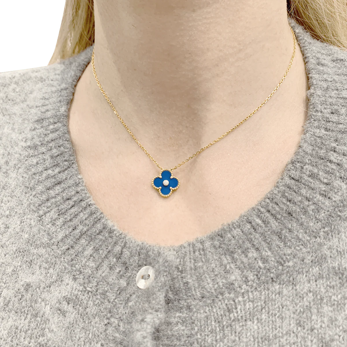 Collier Pendentif VAN CLEEF & ARPELS "Alhambra" en or jaune, porcelaine et diamant - Image 2