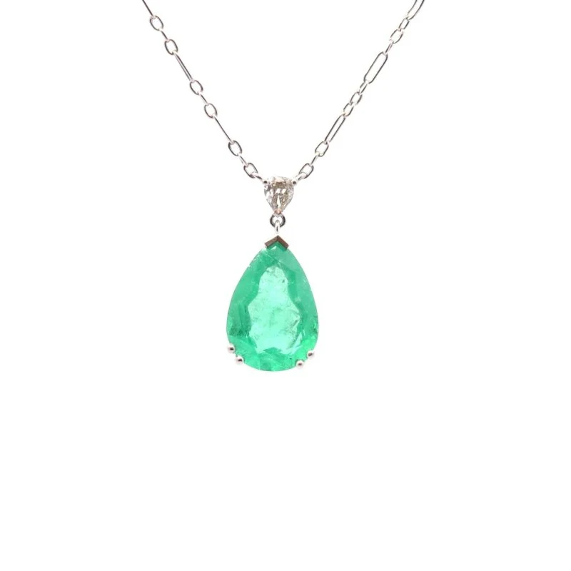 Collier en platine, émeraude et diamant