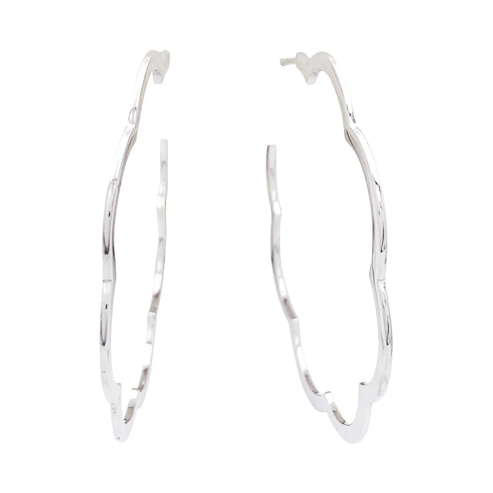 Boucles d'oreilles Créoles CHANEL "Profil de Camélia" en or blanc - Image 4