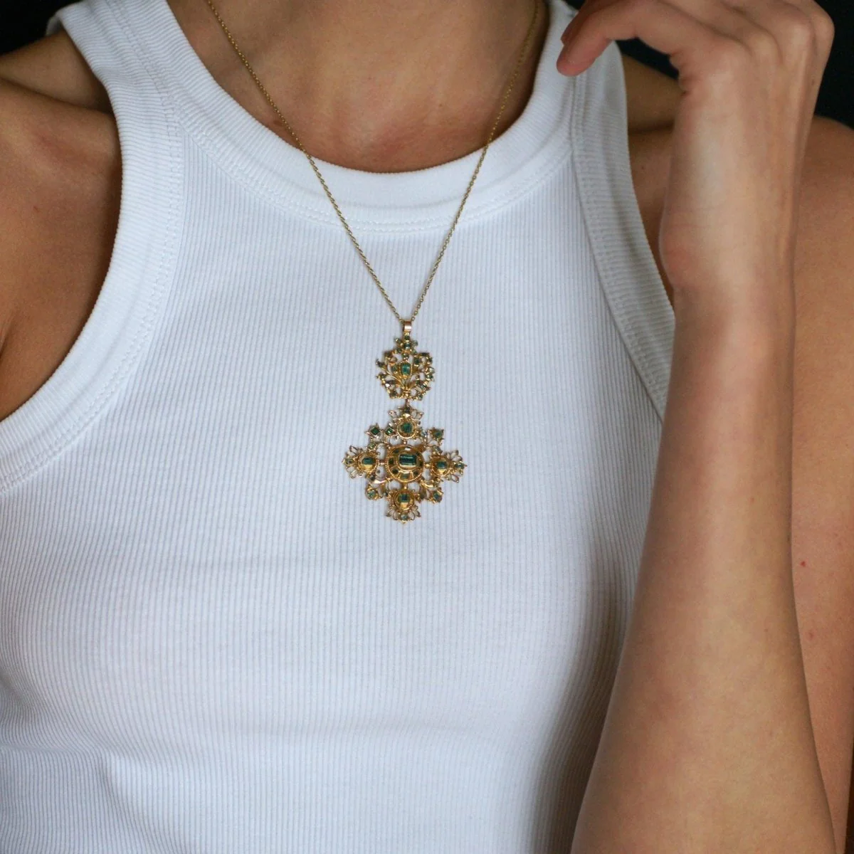 Pendentif en or jaune et émeraudes - Image 2