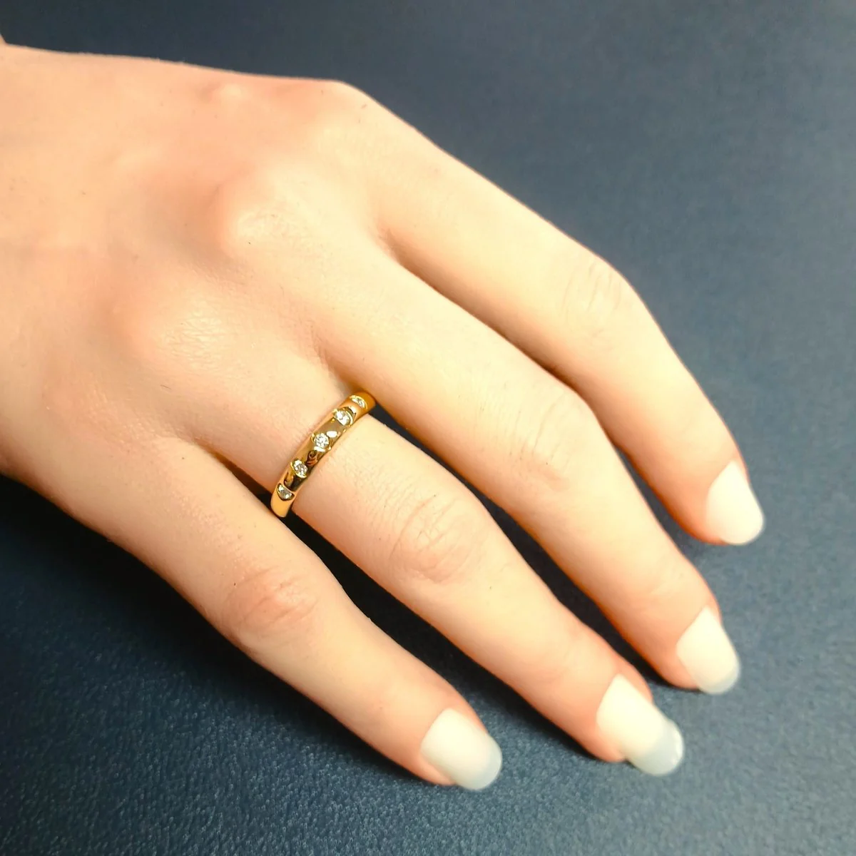 Bague Alliance en or jaune et diamants - Image 2