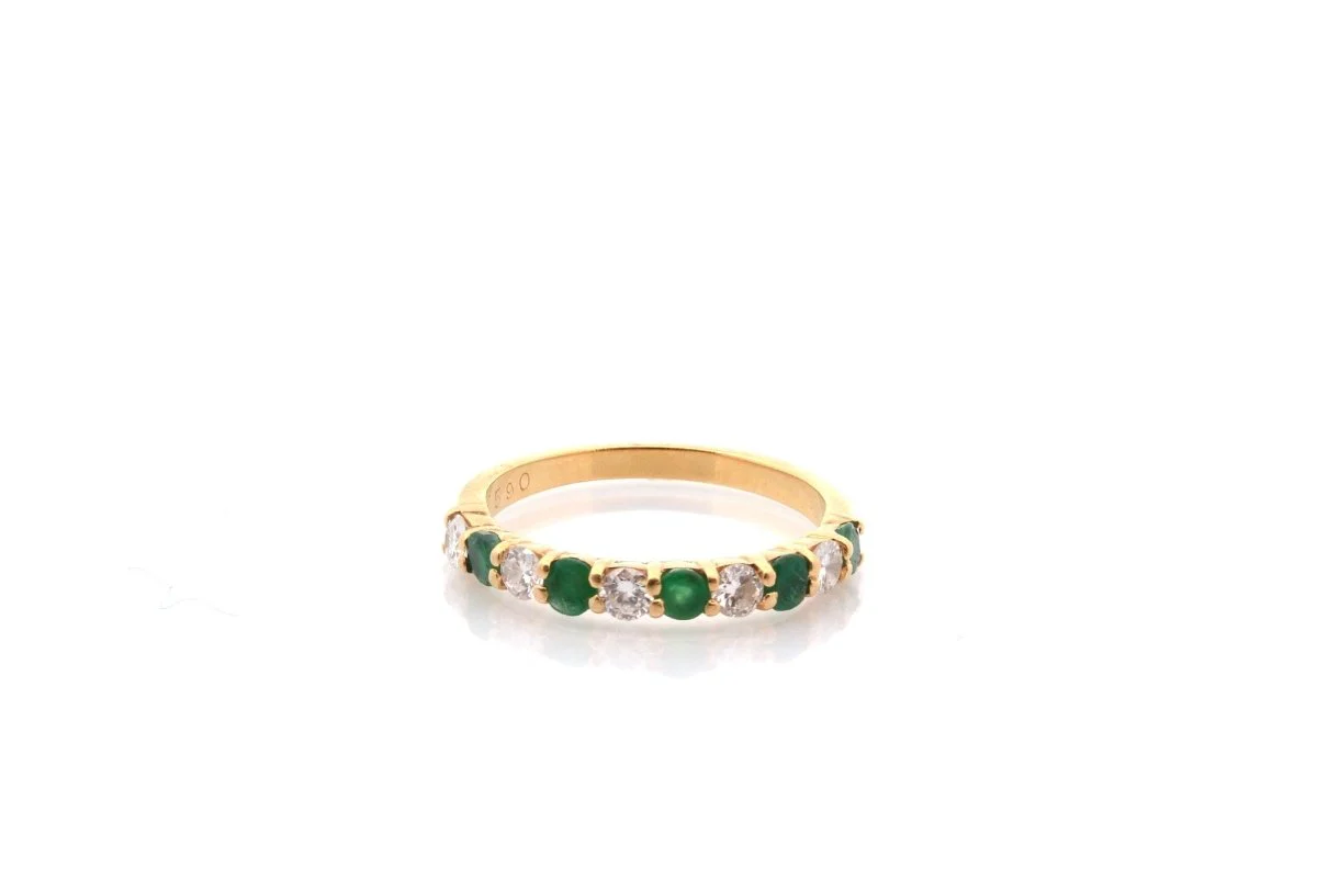 Bague Alliance en or jaune, émeraudes, et diamants - Image 2