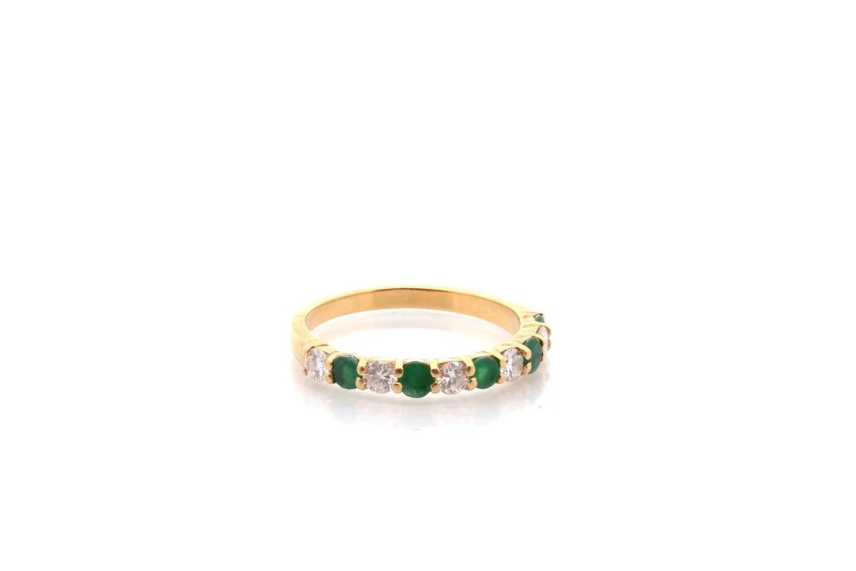 Bague Alliance en or jaune, émeraudes, et diamants - Image 3
