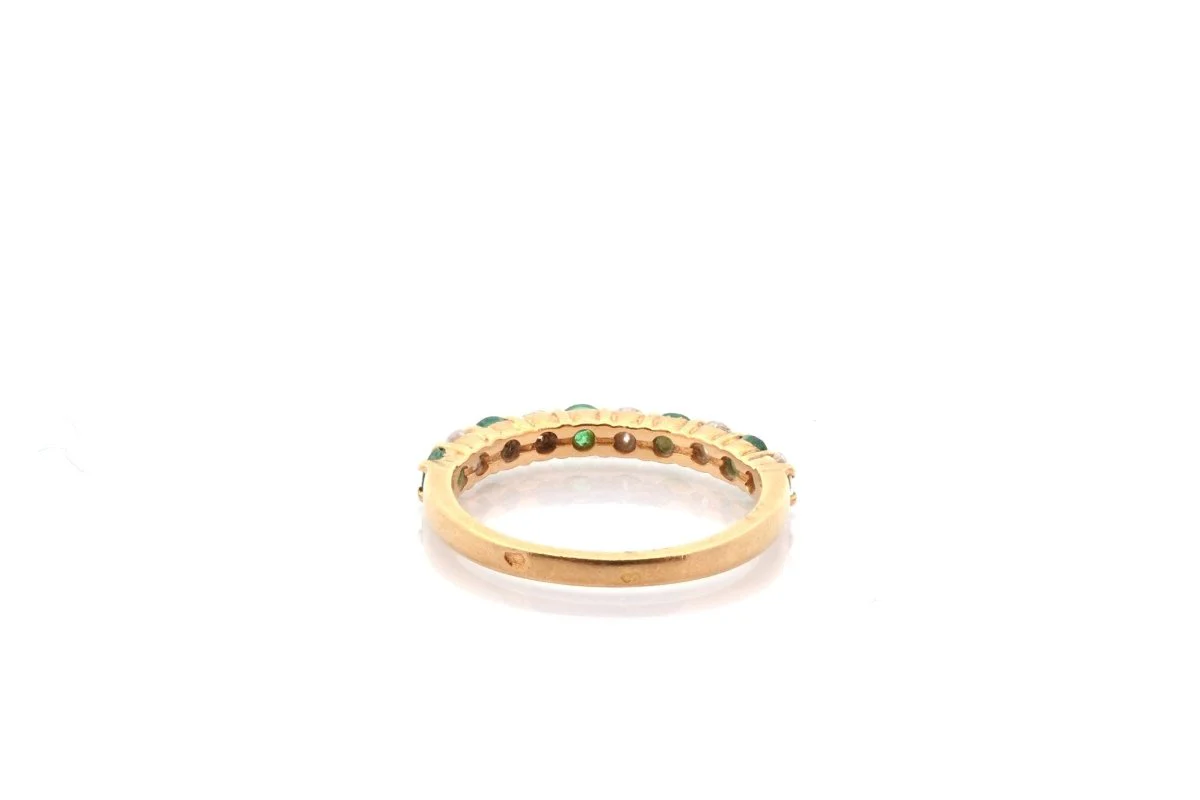 Bague Alliance en or jaune, émeraudes, et diamants - Image 4