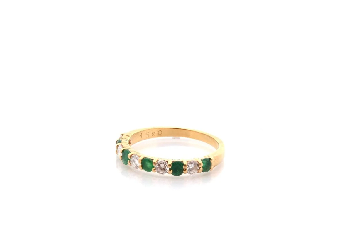 Bague Alliance en or jaune, émeraudes, et diamants - Image 5