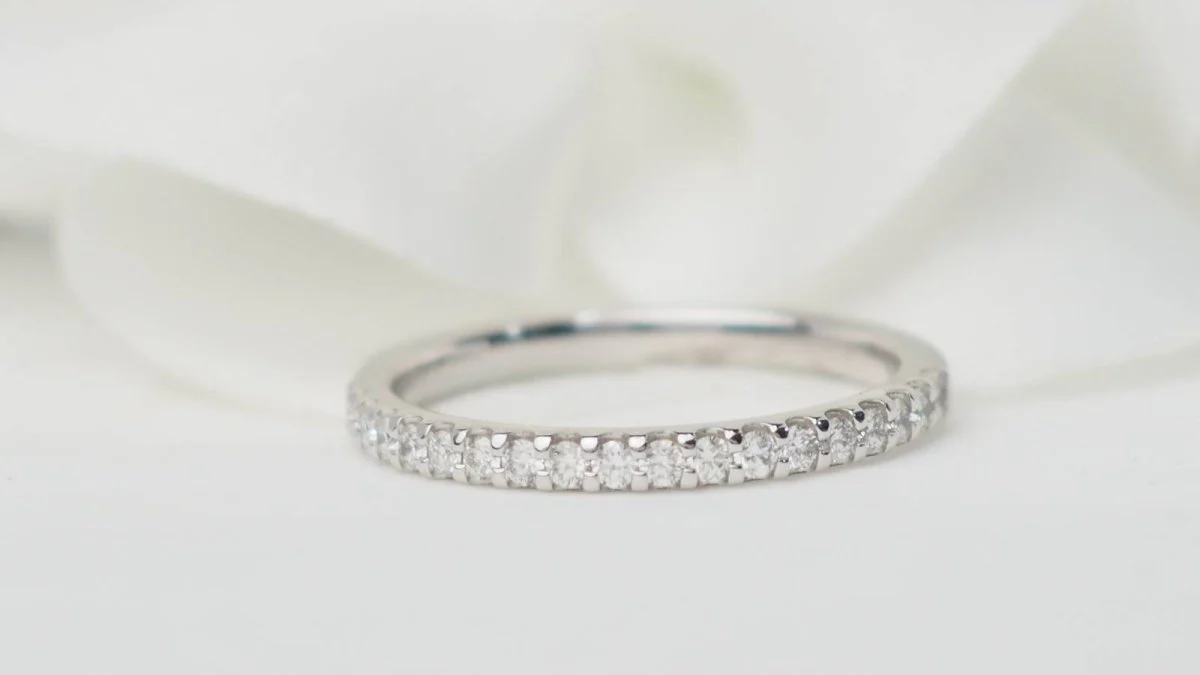 Demi alliance en or blanc et diamants 0.25ct - Image 2