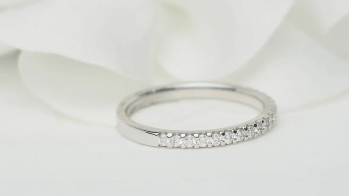 Demi alliance en or blanc et diamants 0.25ct - Image 4