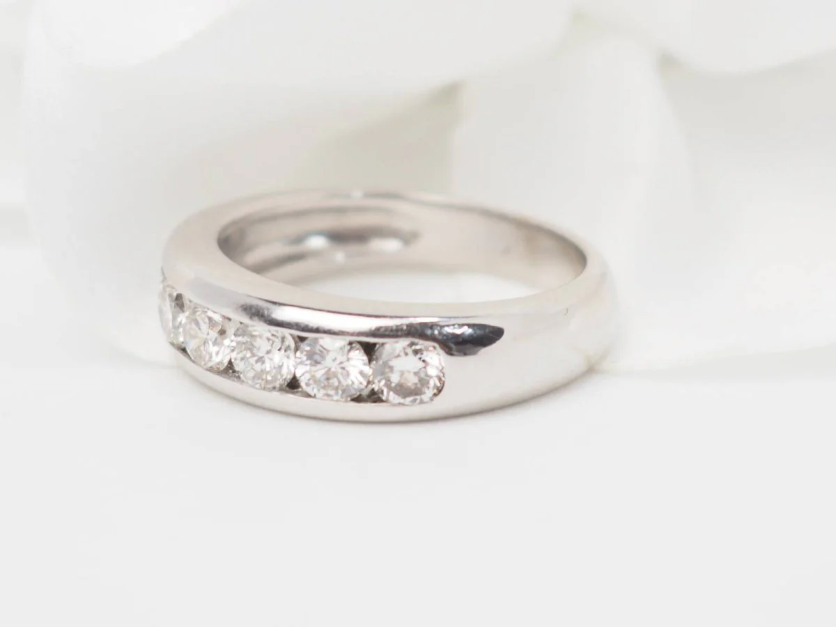 Demi alliance en or blanc et diamants 1.05ct - Image 4