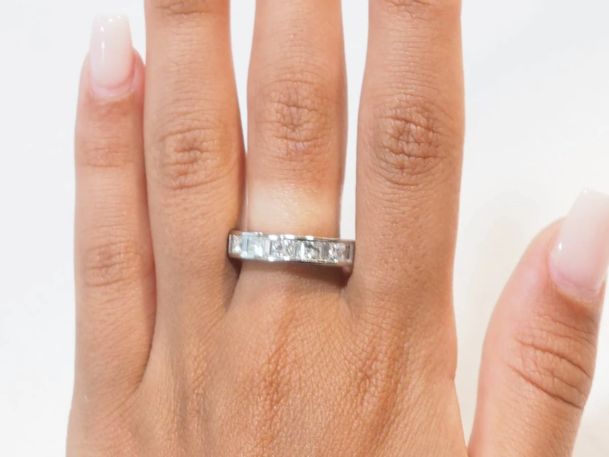 Demi alliance en or blanc et diamants 1.06cts - Image 8