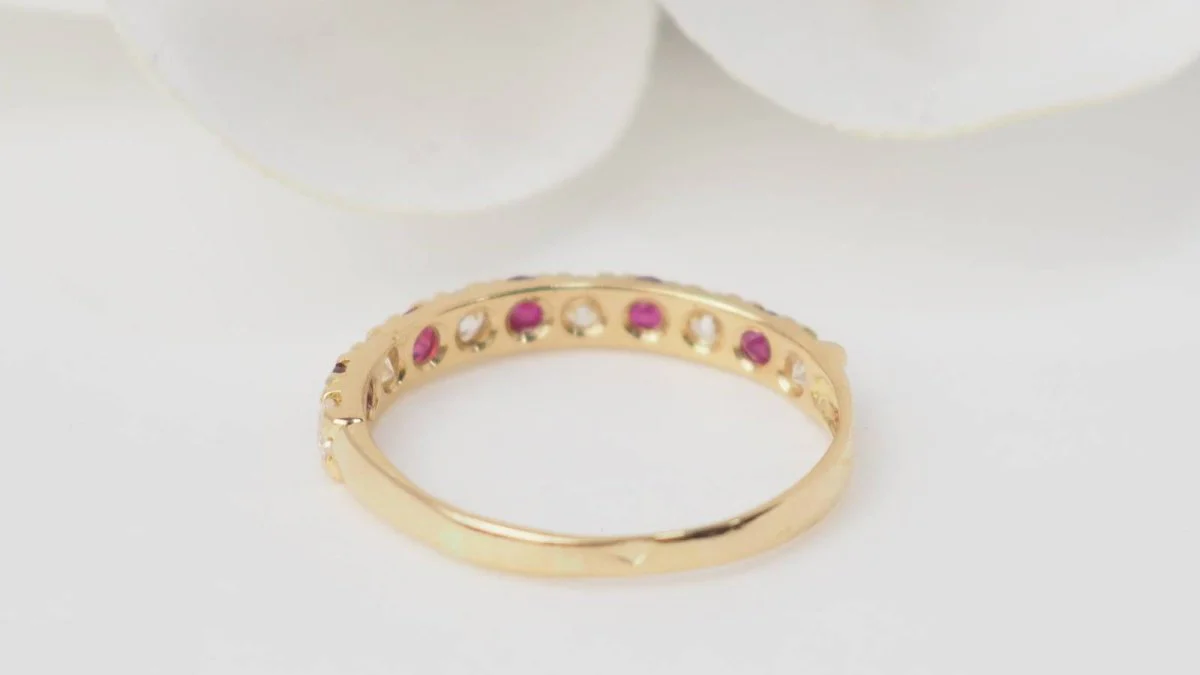 Demi alliance en or jaune, rubis et diamants - Image 5