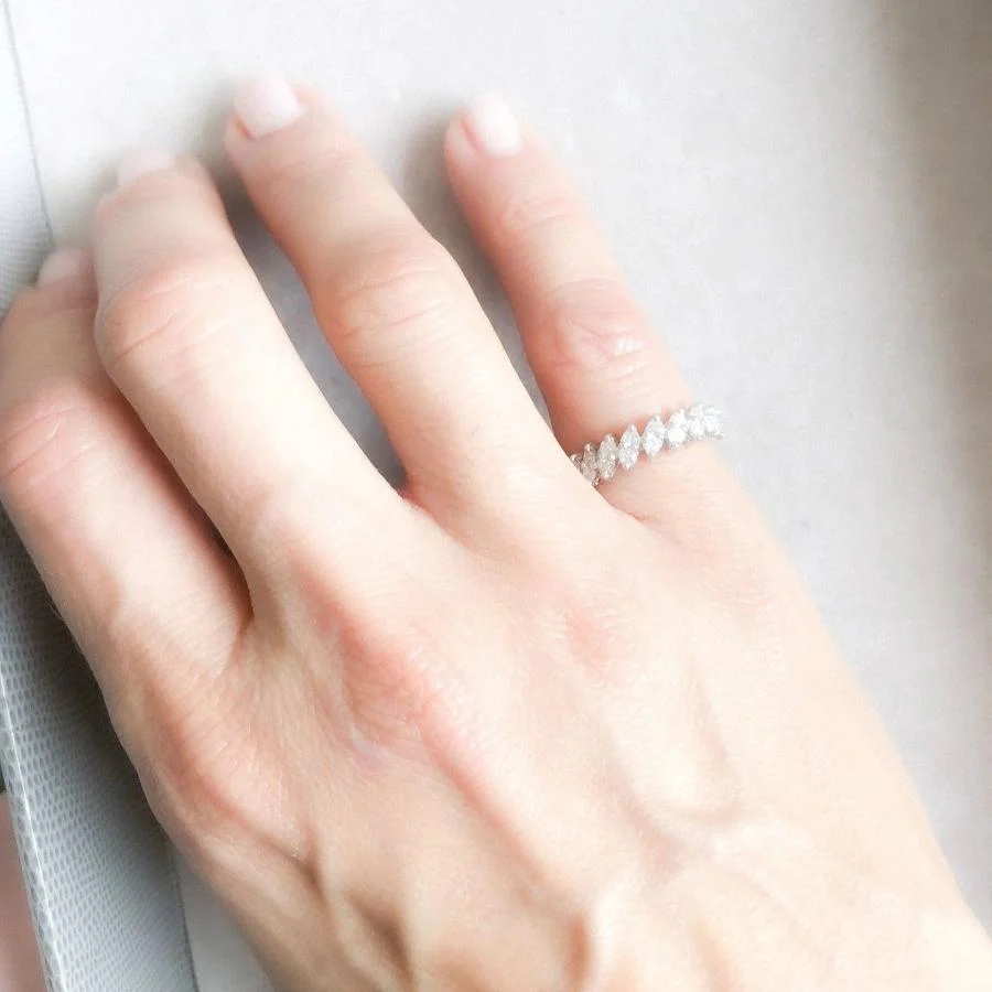Demie alliance en or gris et diamant - Image 4