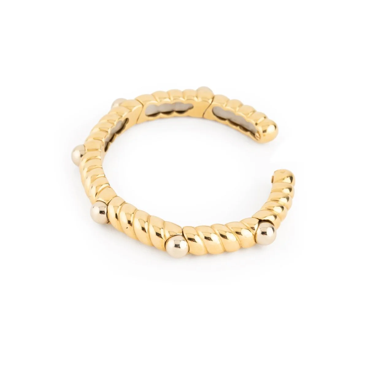 Deux bracelets en or jaune torsadé et perles