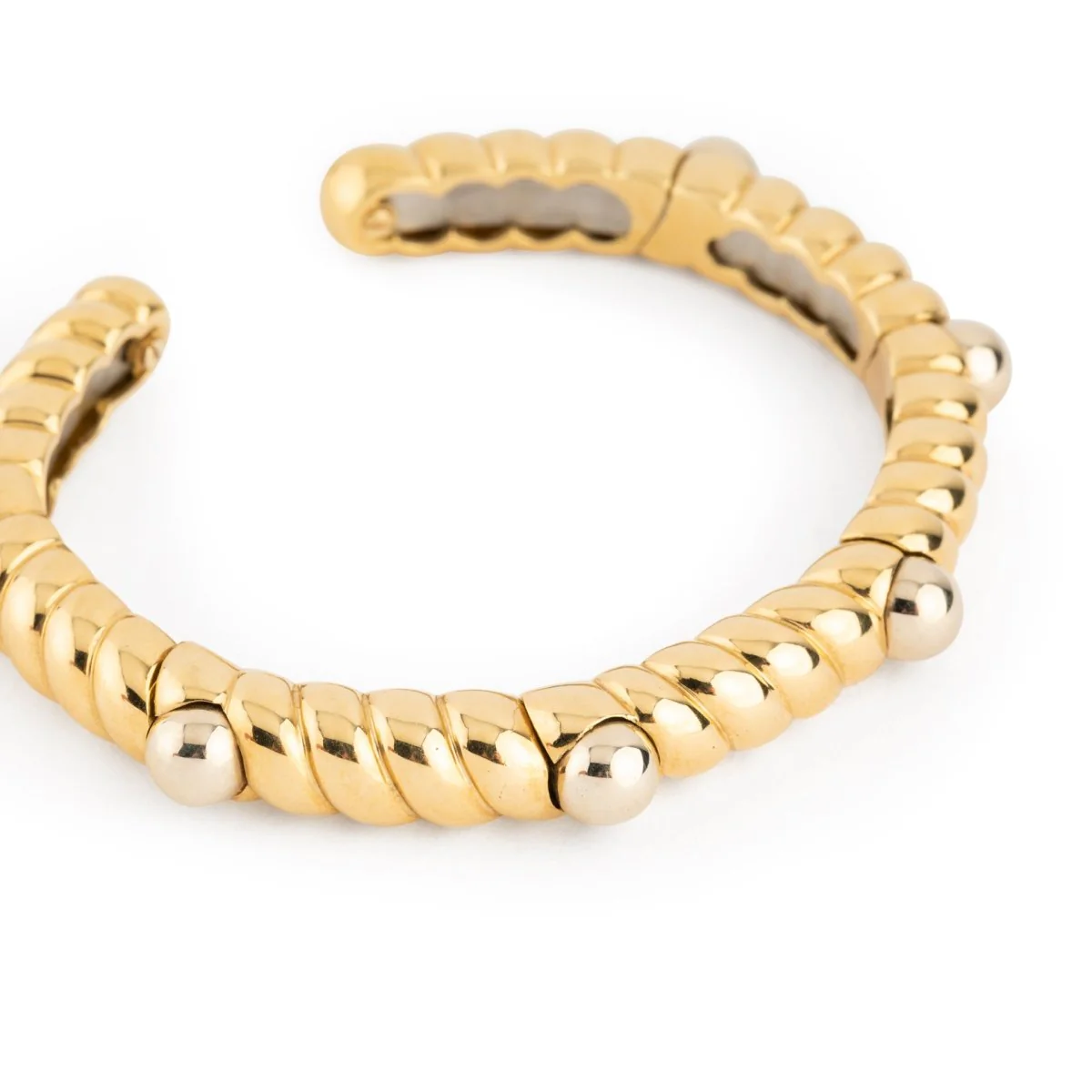 Deux bracelets en or jaune torsadé et perles - Image 3