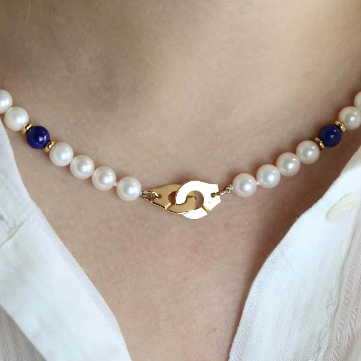 Collier Perles DINH VAN "Menottes R10" en or jaune et lapis-lazuli - Image 2