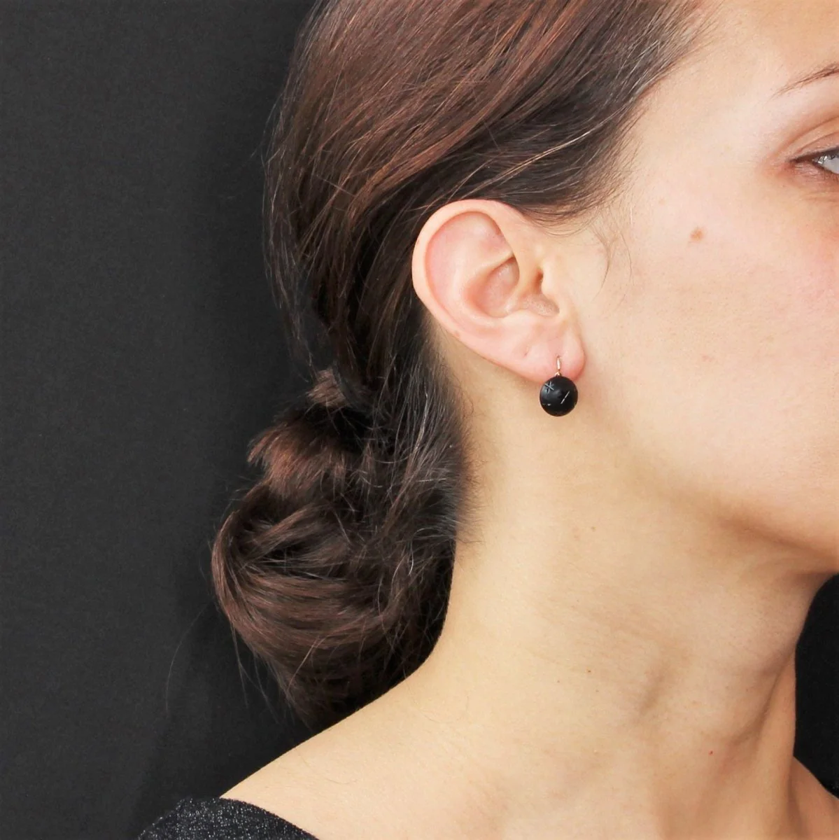 Boucles d'oreilles Dormeuses en or jaune et jais - Image 2