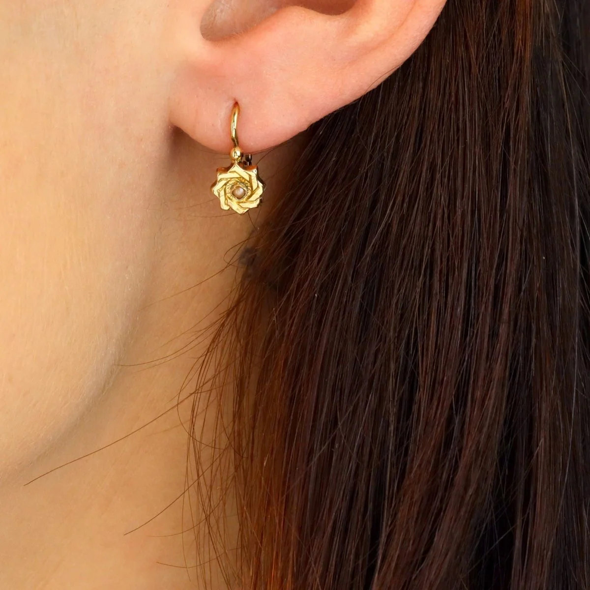 Boucles d'oreilles Dormeuses en or jaune et perles - Image 2