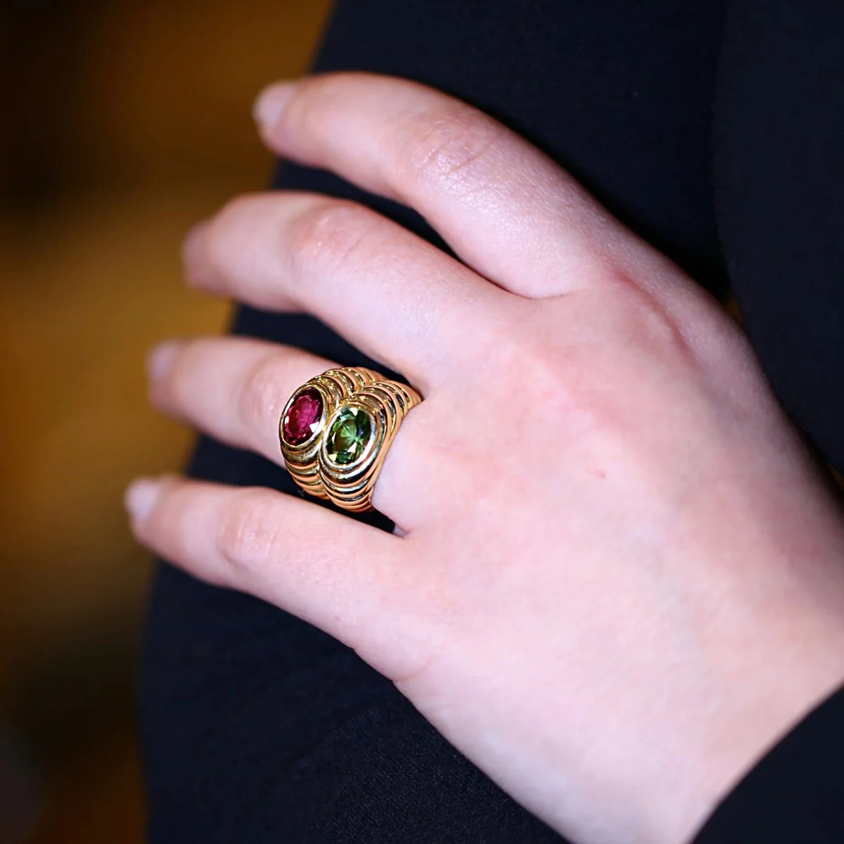 Élégante bague en or jaune, tourmaline rose et péridot dans le style BULGARI - Image 4
