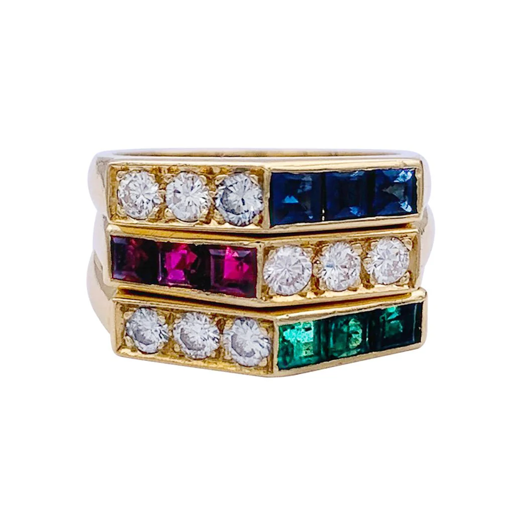 Trio de bagues en or jaune, saphirs, rubis, émeraudes et diamants