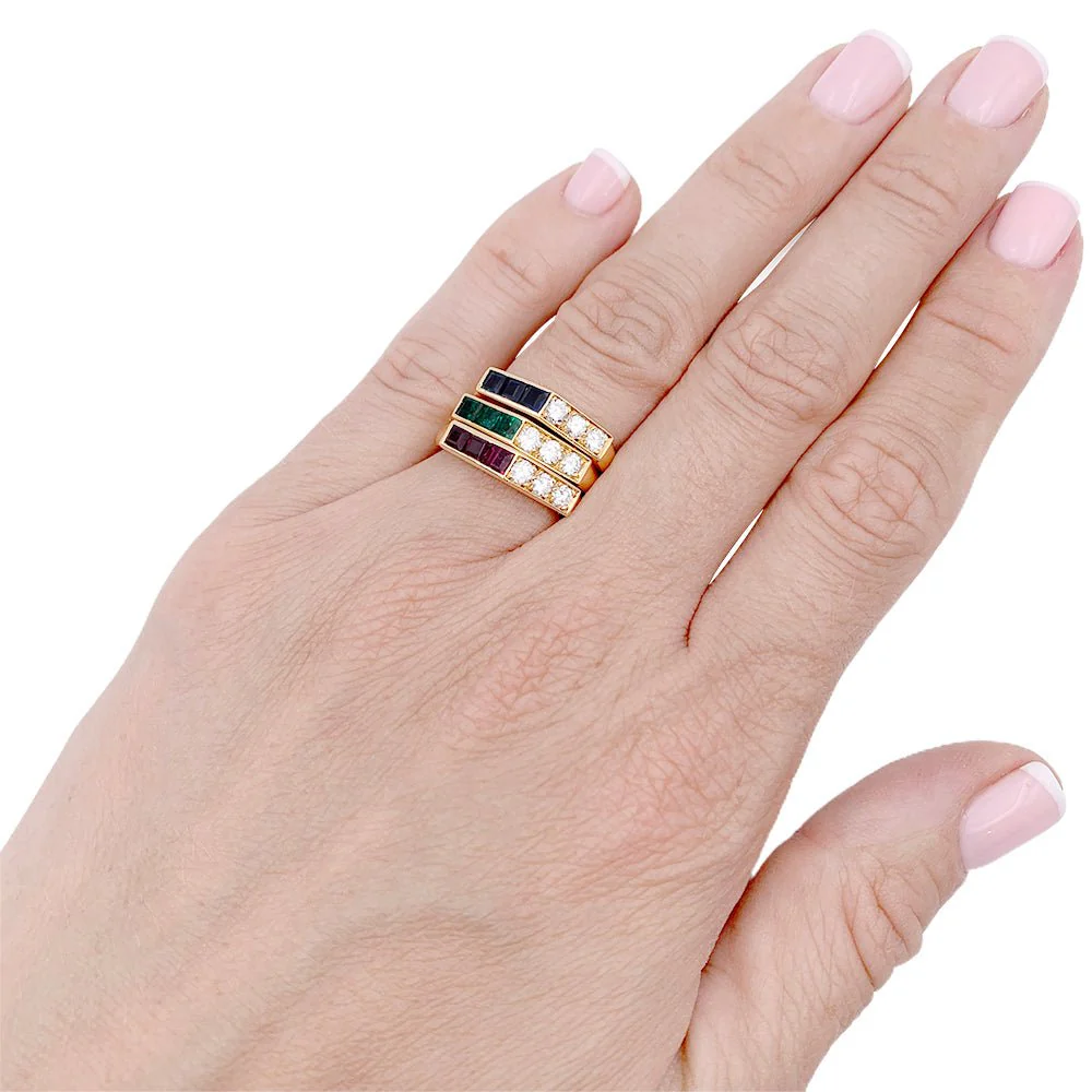 Trio de bagues en or jaune, saphirs, rubis, émeraudes et diamants - Image 10