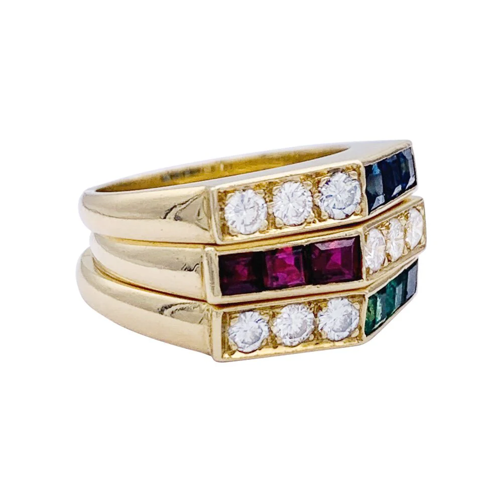 Trio de bagues en or jaune, saphirs, rubis, émeraudes et diamants - Image 6