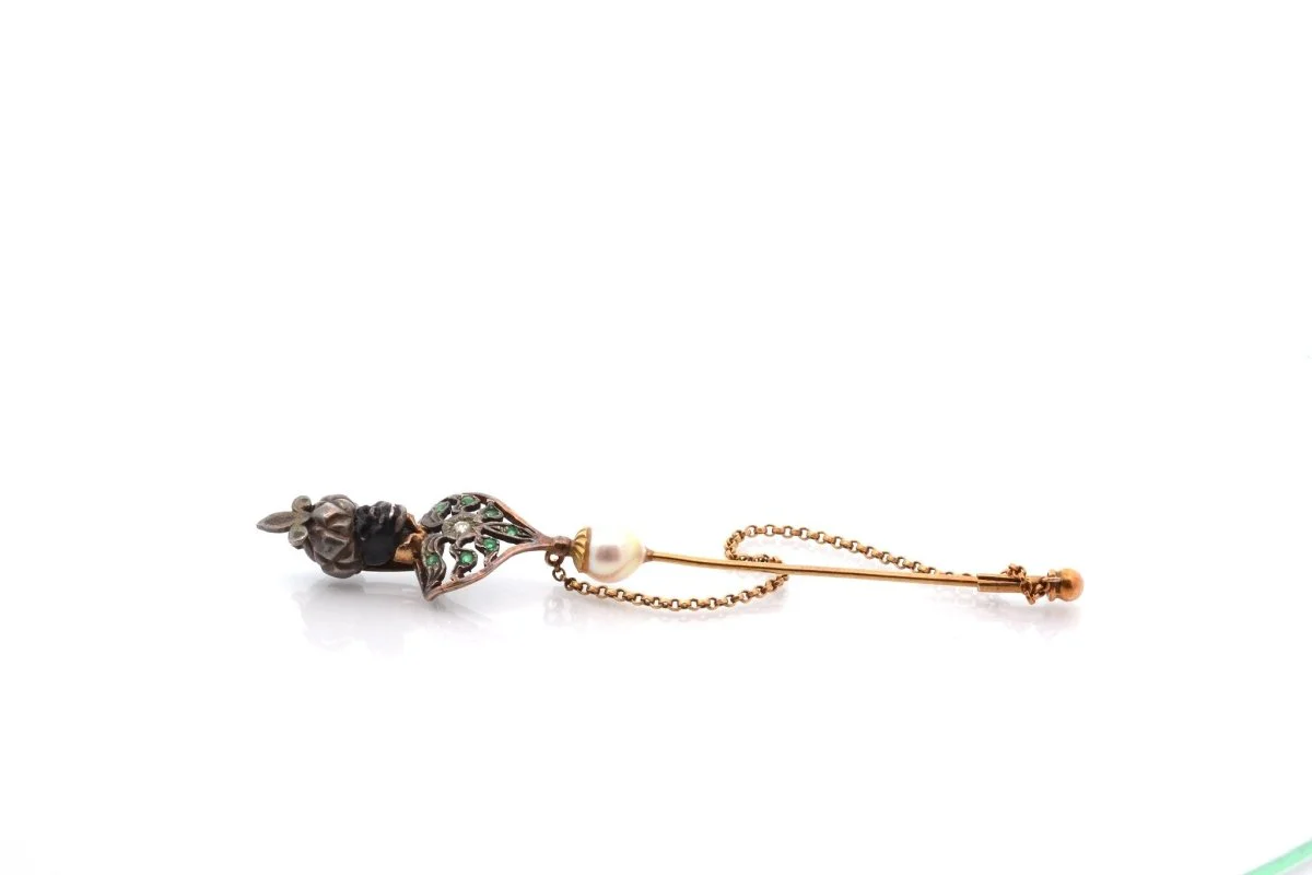 Épingle ancienne en or jaune et argent avec perle fine, diamant et émeraudes - Image 3