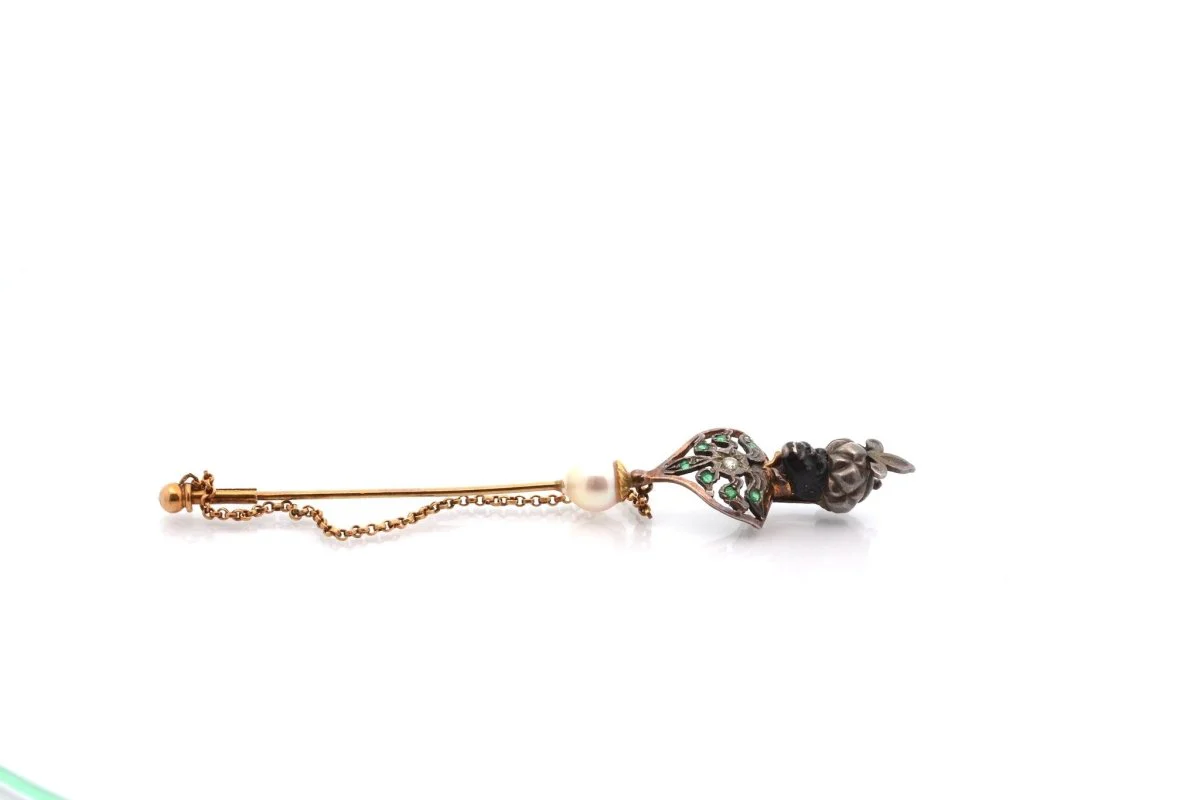Épingle ancienne en or jaune et argent avec perle fine, diamant et émeraudes - Image 4