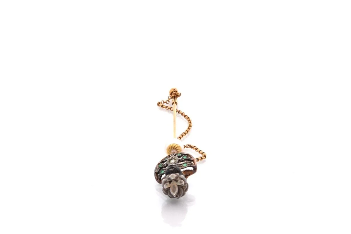 Épingle ancienne en or jaune et argent avec perle fine, diamant et émeraudes - Image 5