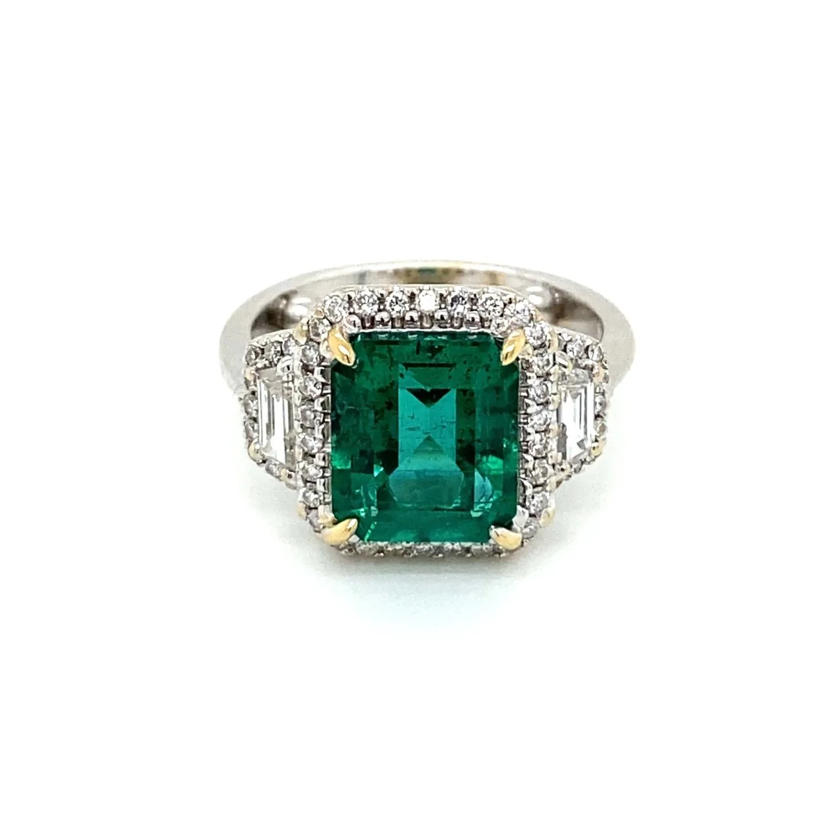 Bague en or avec émeraude non traitée de 3,33 carats certifiée par le Domaine