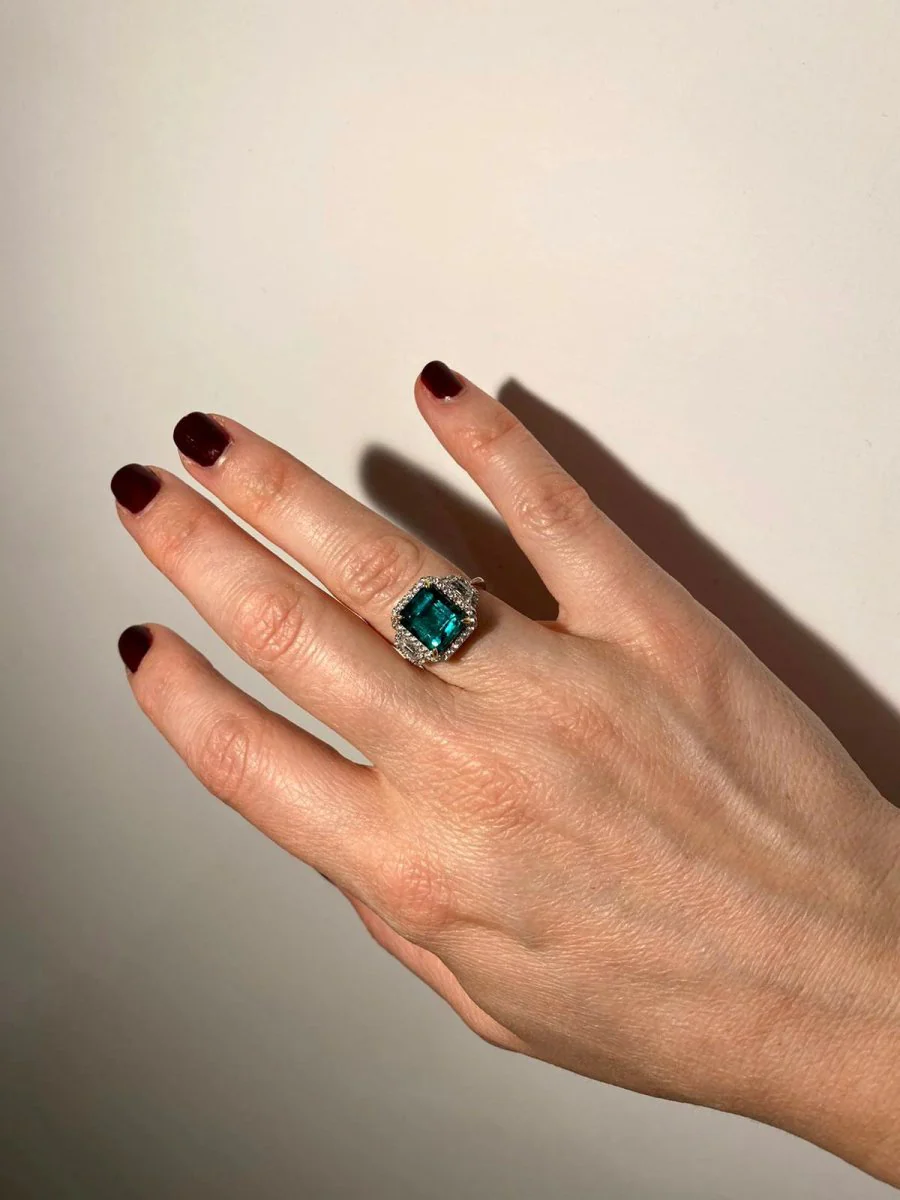 Bague en or avec émeraude non traitée de 3,33 carats certifiée par le Domaine - Image 25