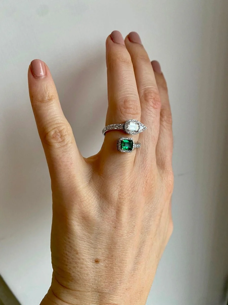 Summer Certified Colombian Emerald Diamond Bypass Gold Ring (bague en or à contournement d'émeraude colombienne certifiée) - Image 12