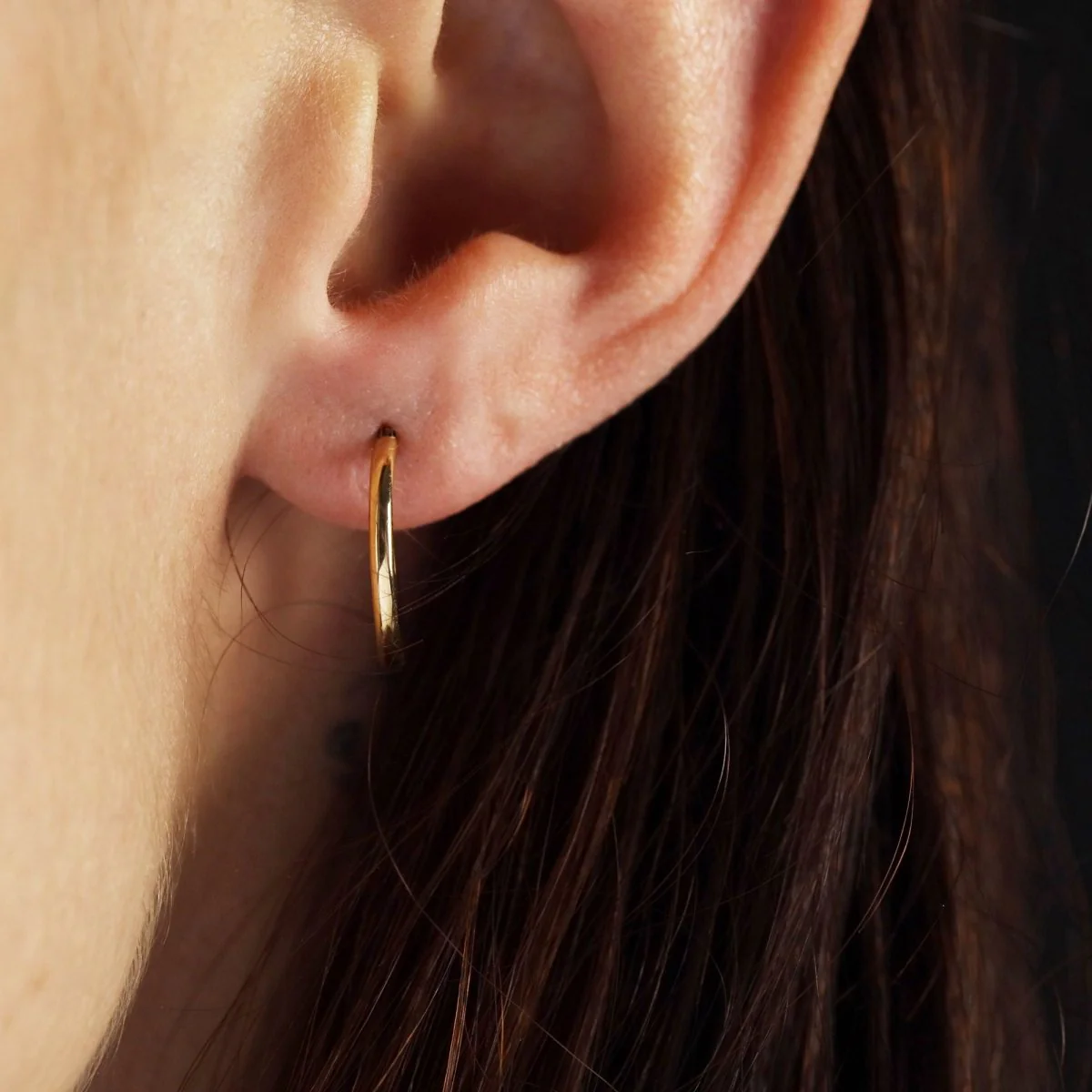 Fines boucles d'oreilles créoles or jaune - Image 6