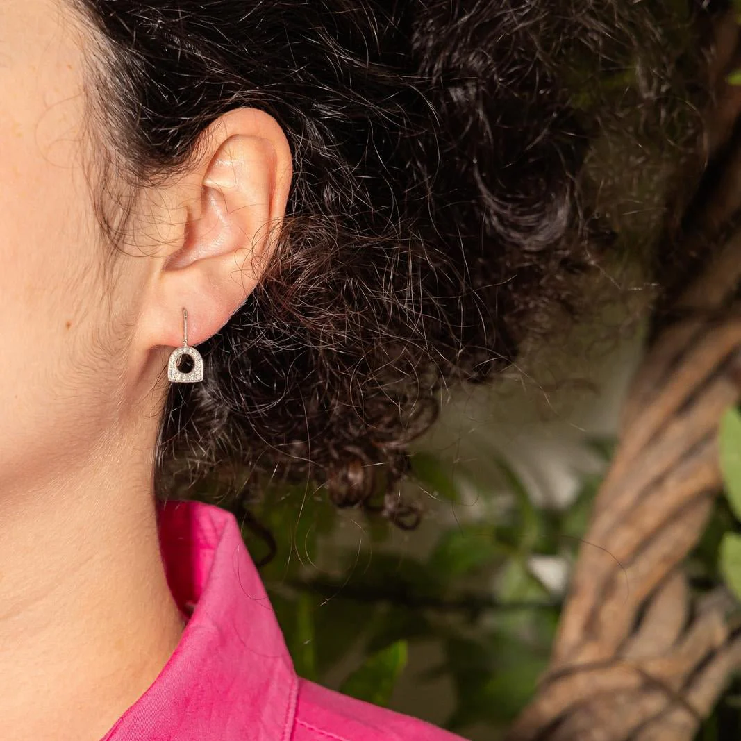 Boucles d'oreilles Dormeuses FRED "Success" en or blanc et diamants - Image 2