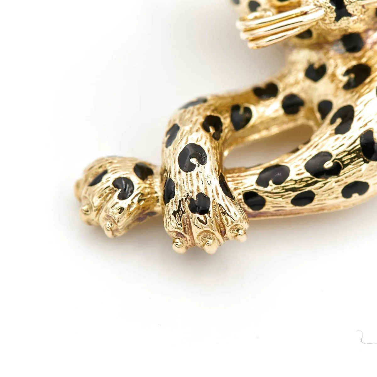 Broche panthère FRED, en or jaune, émeraudes et diamants - Image 2