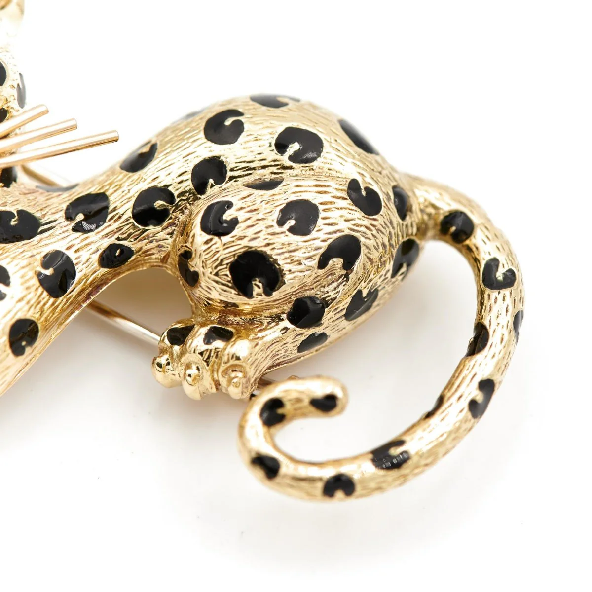 Broche panthère FRED, en or jaune, émeraudes et diamants - Image 4