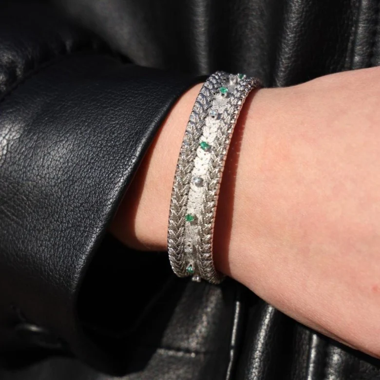 Bracelet Maille GAY FRÈRES en or blanc, émeraudes et diamants - Image 2