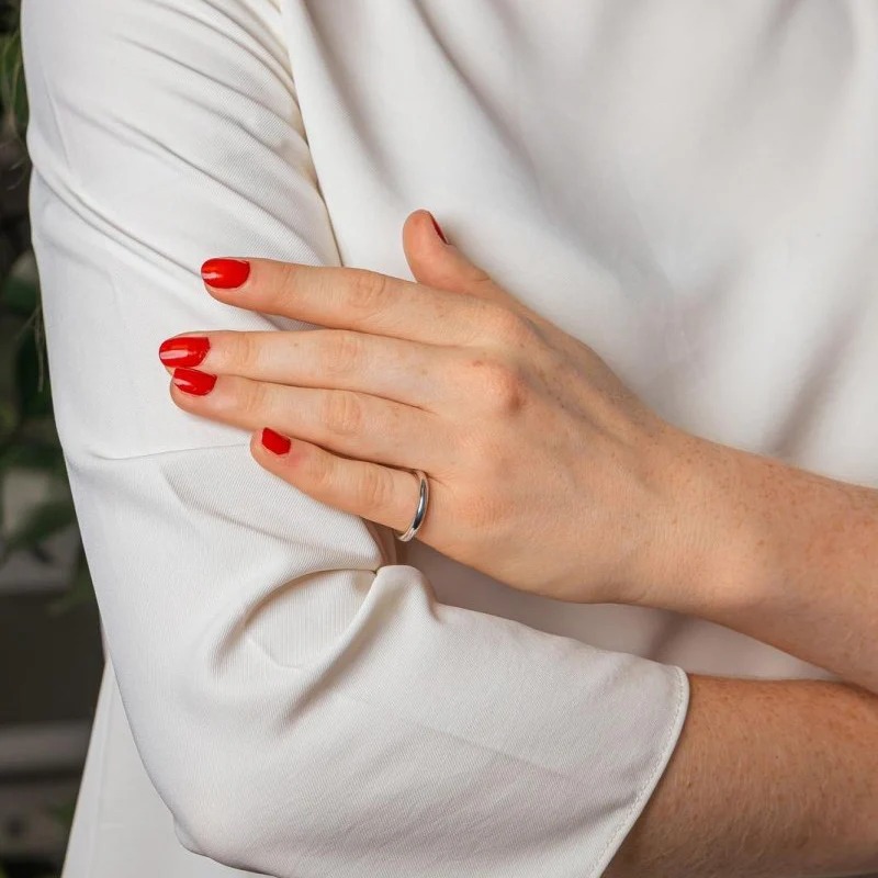 Bague Alliance GINETTE NY "Be my white domed band" en or blanc - Image 2
