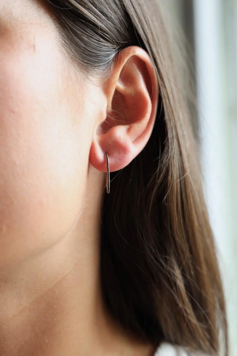 Boucles d'oreilles Demi-Créoles GINETTE NY "Ellipse Black Diamond Hoops" en or rose et diamants - Image 7