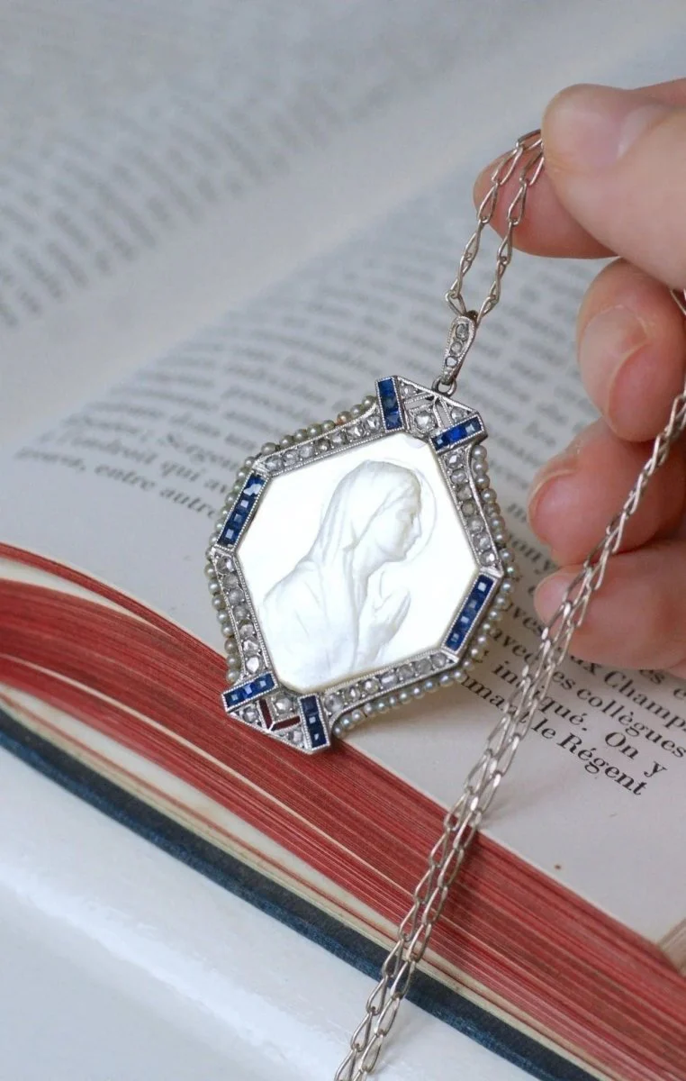 Médaille Art Déco Vierge Marie Nacre, Saphirs, Diamants et Perles