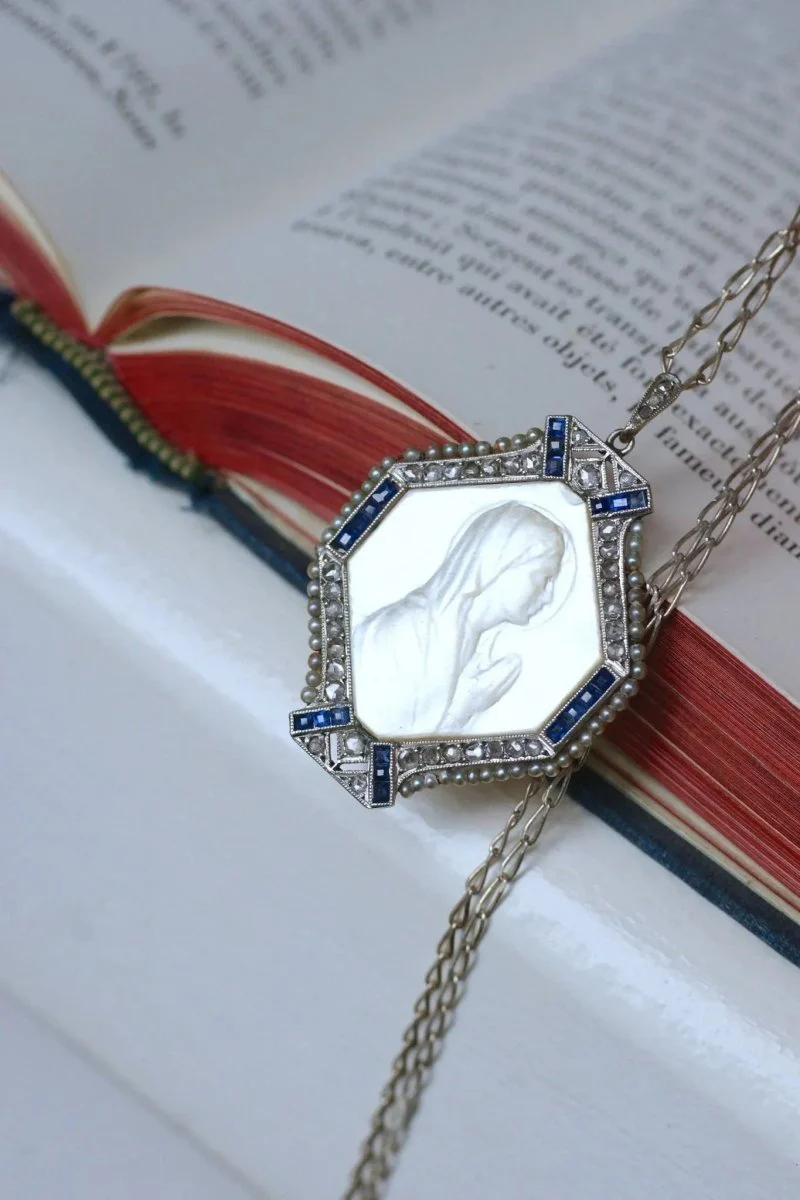 Médaille Art Déco Vierge Marie Nacre, Saphirs, Diamants et Perles - Image 10