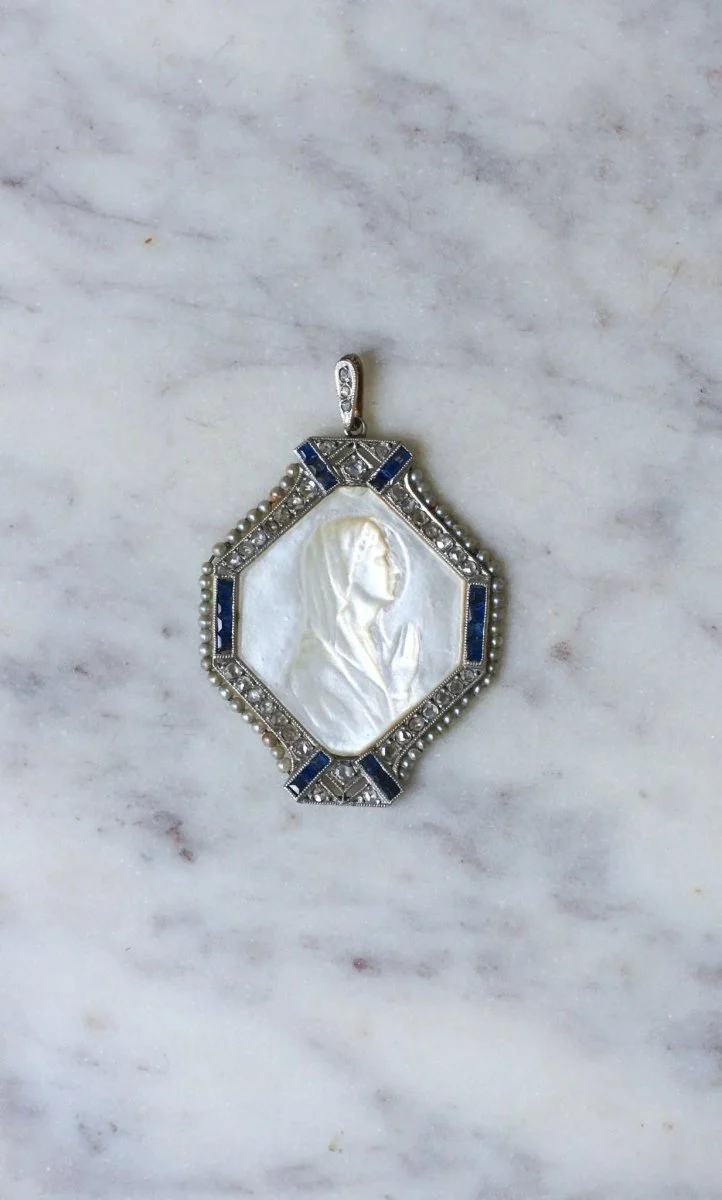 Médaille Art Déco Vierge Marie Nacre, Saphirs, Diamants et Perles - Image 2