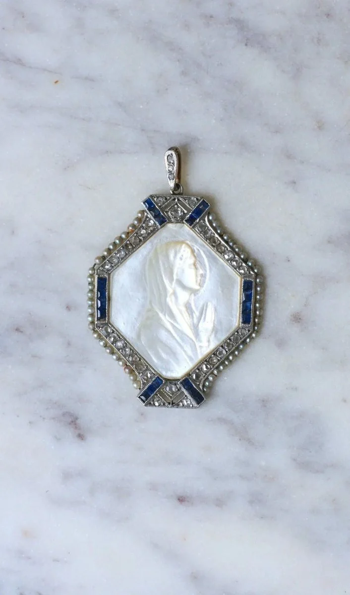 Médaille Art Déco Vierge Marie Nacre, Saphirs, Diamants et Perles - Image 4
