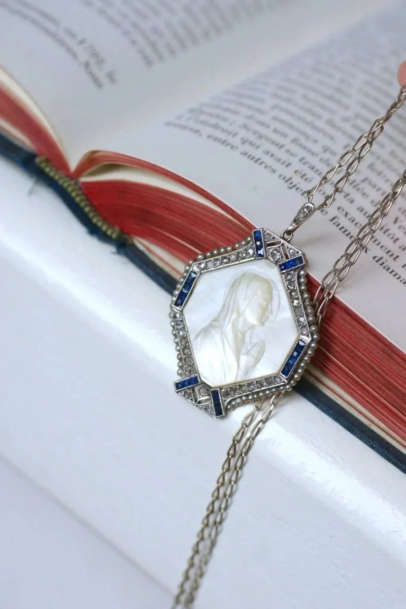 Médaille Art Déco Vierge Marie Nacre, Saphirs, Diamants et Perles - Image 5