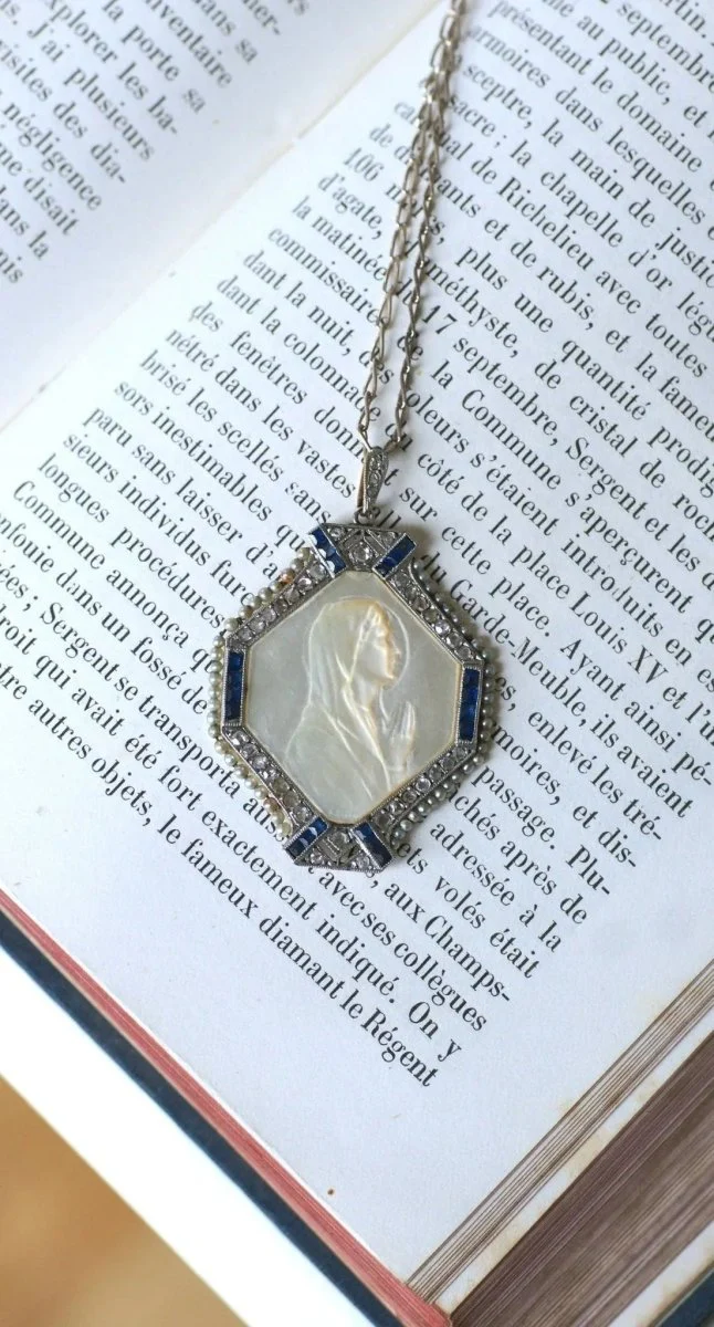 Médaille Art Déco Vierge Marie Nacre, Saphirs, Diamants et Perles - Image 8