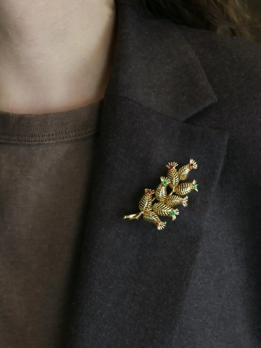 GUBELIN Broche feuille or rubis émeraudes - Image 10