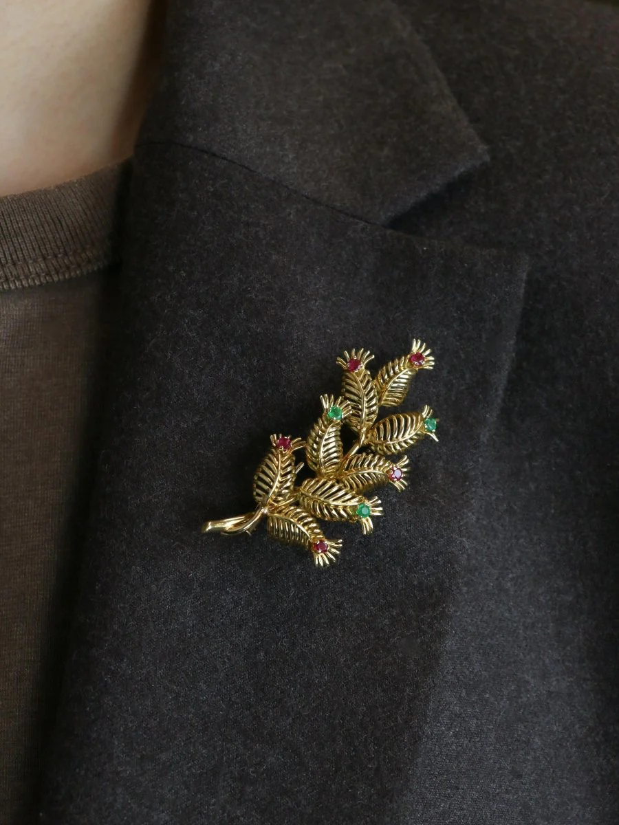 GUBELIN Broche feuille or rubis émeraudes - Image 2