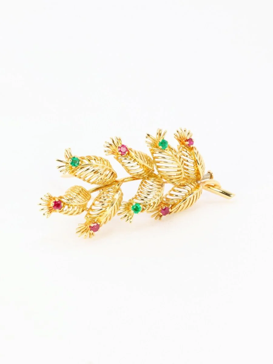 GUBELIN Broche feuille or rubis émeraudes - Image 8