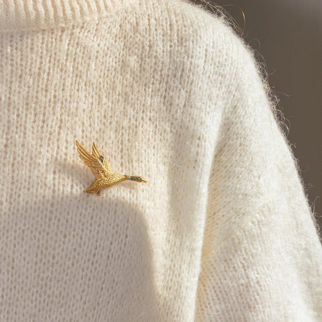 Broche HERMÈS "Oie Sauvage" en or jaune, or blanc, tsavorites, saphirs et diamants - Image 2