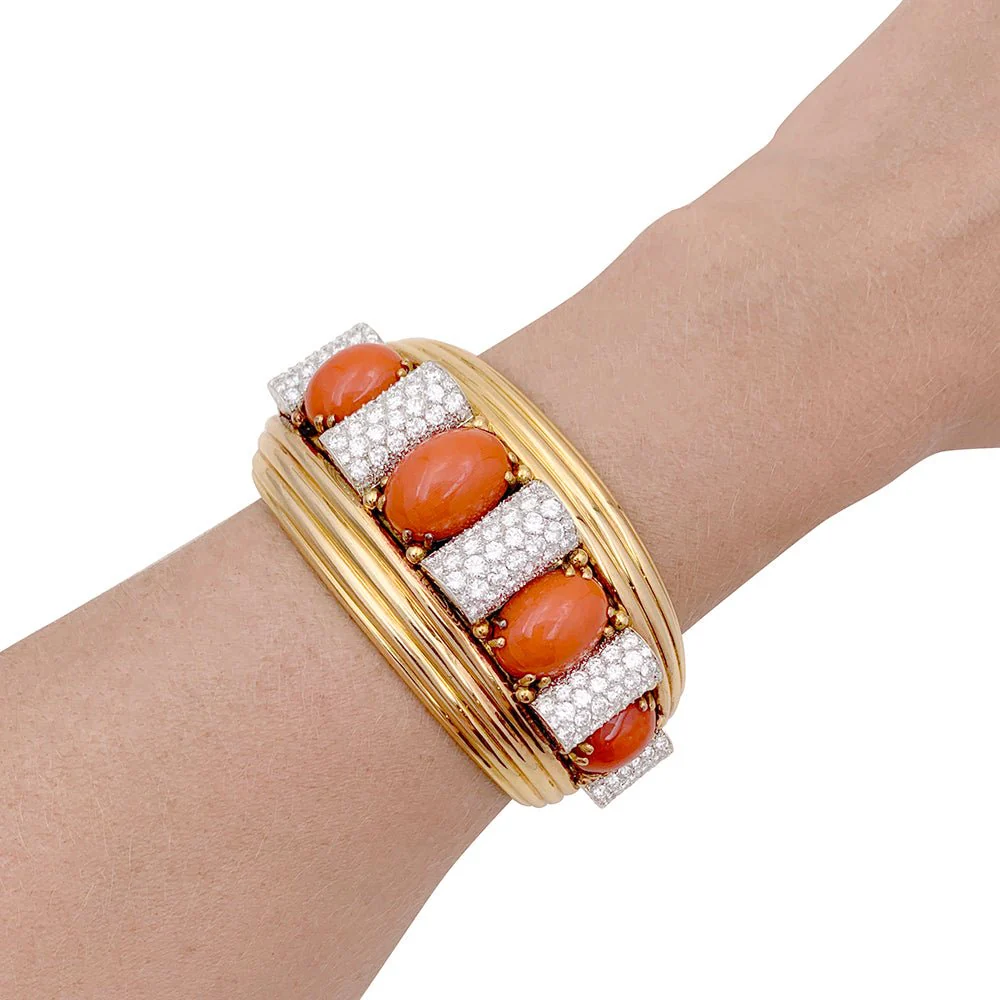 Bracelet jonc RENÉ BOIVIN en platine, or jaune, corail et diamants - Image 2