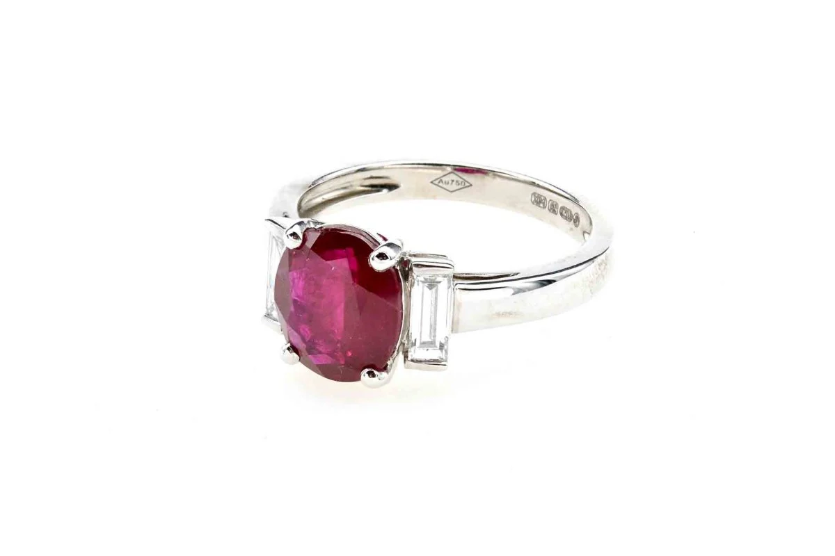 Bague rubis et diamants en or blanc